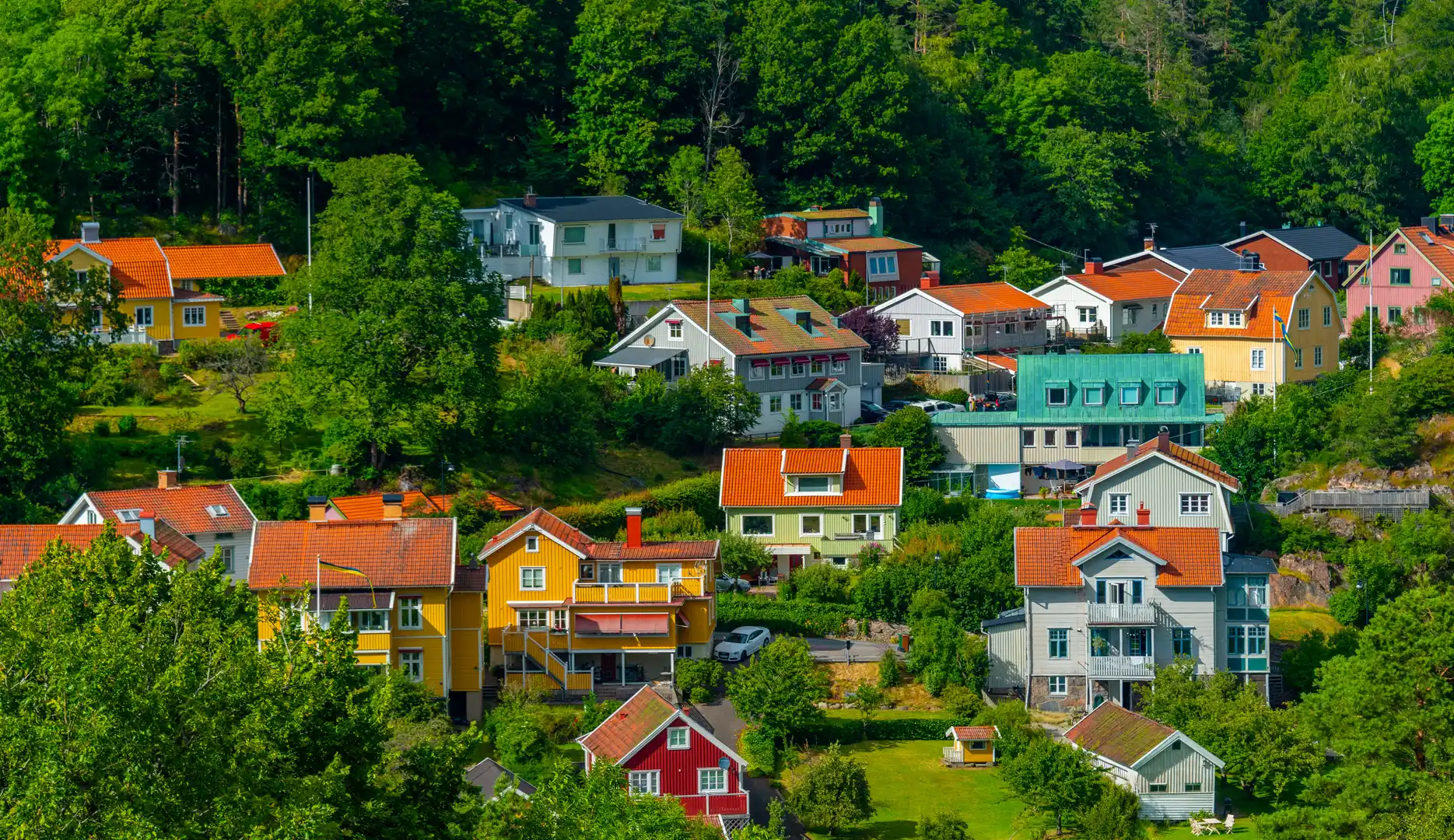 Färgglada villor i en grön sluttning i Kungälv